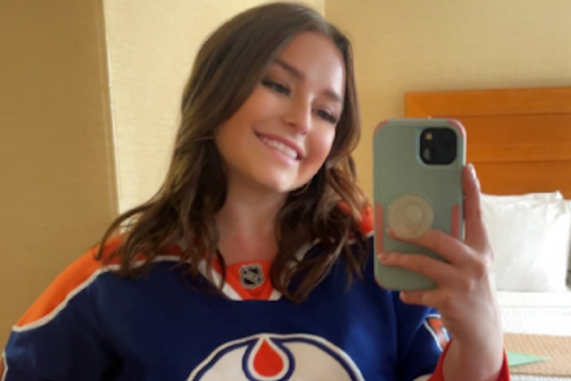 New stunning female Oilers fan is going viral on social media