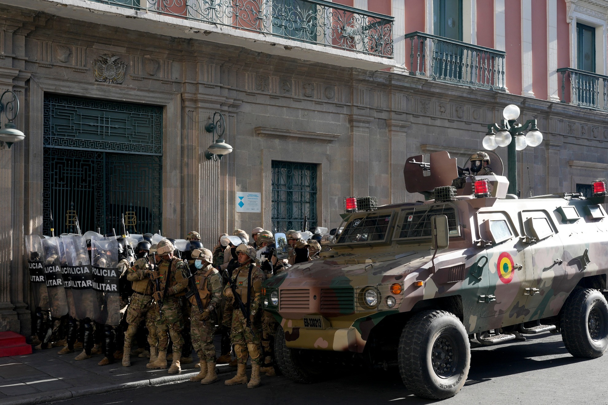 Bolivian armd forces outside of La Pazs presidential palace