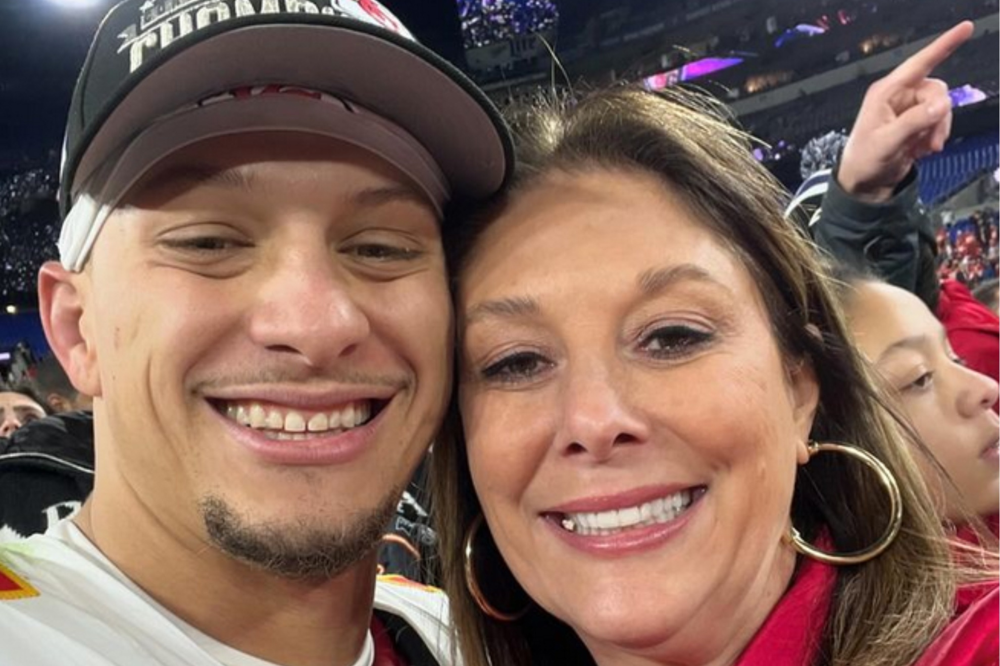 Randi Mahomes (R) warned that Patrick Mahomes would leave everything for his family.