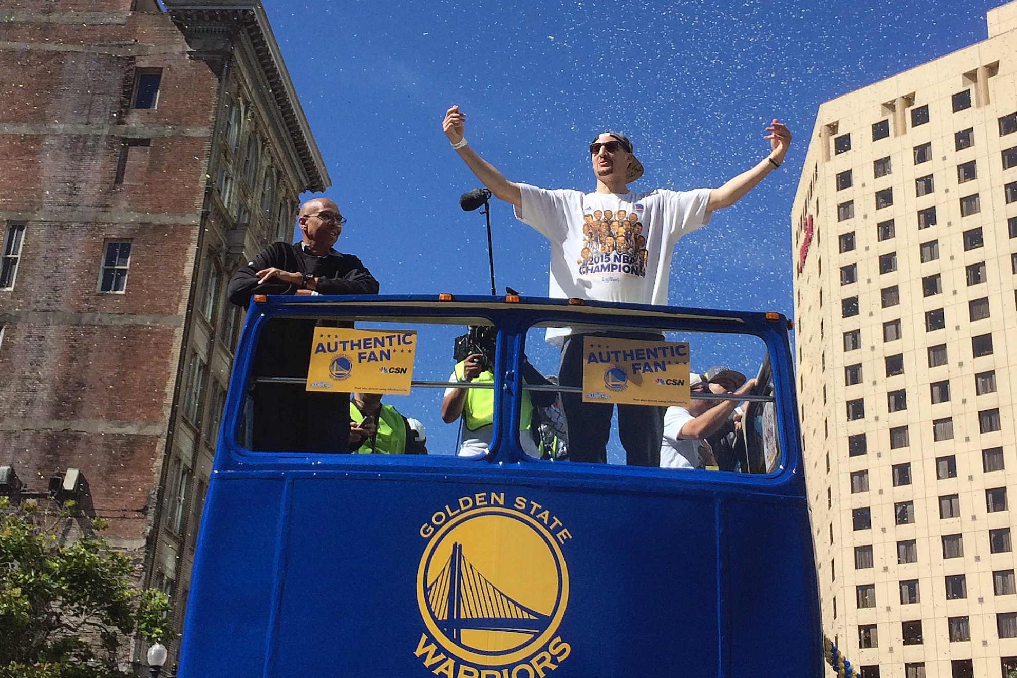 Klay and Mychal Thompson at the Warriors championship parade