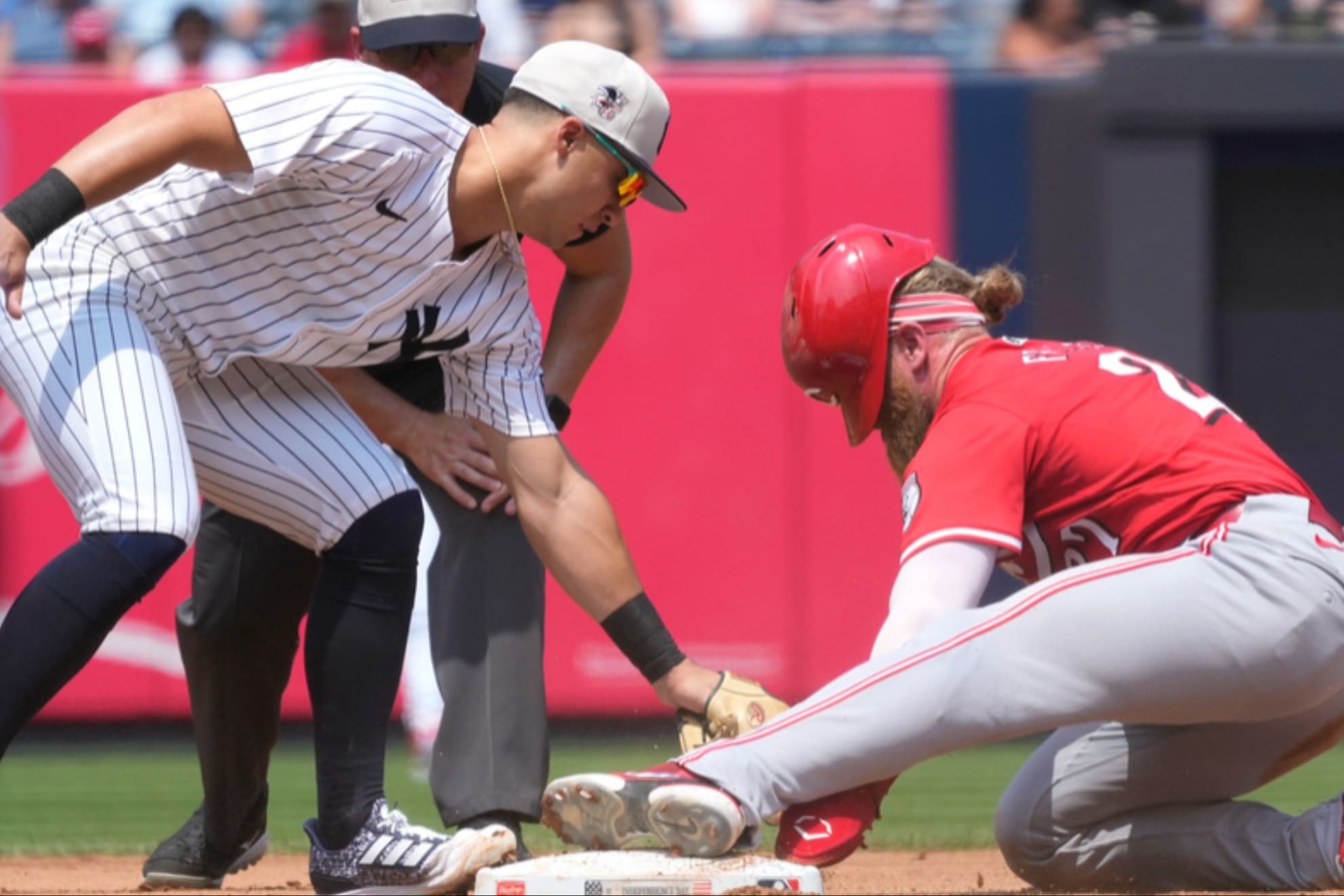 The game between Yankees and Reds started with a fight between teams players.