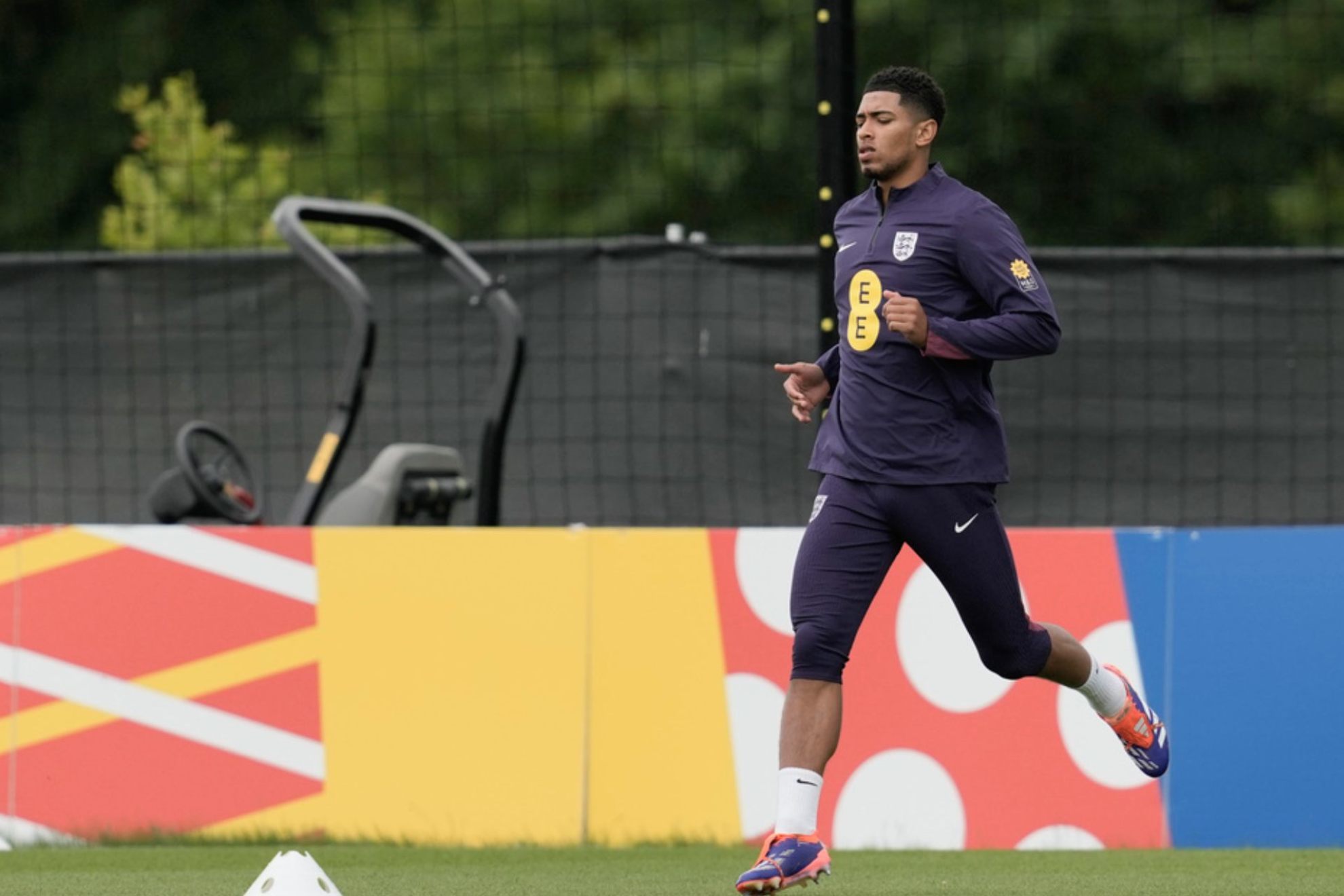 Englands Jude Bellingham warms up during a training session in Blankenhain /