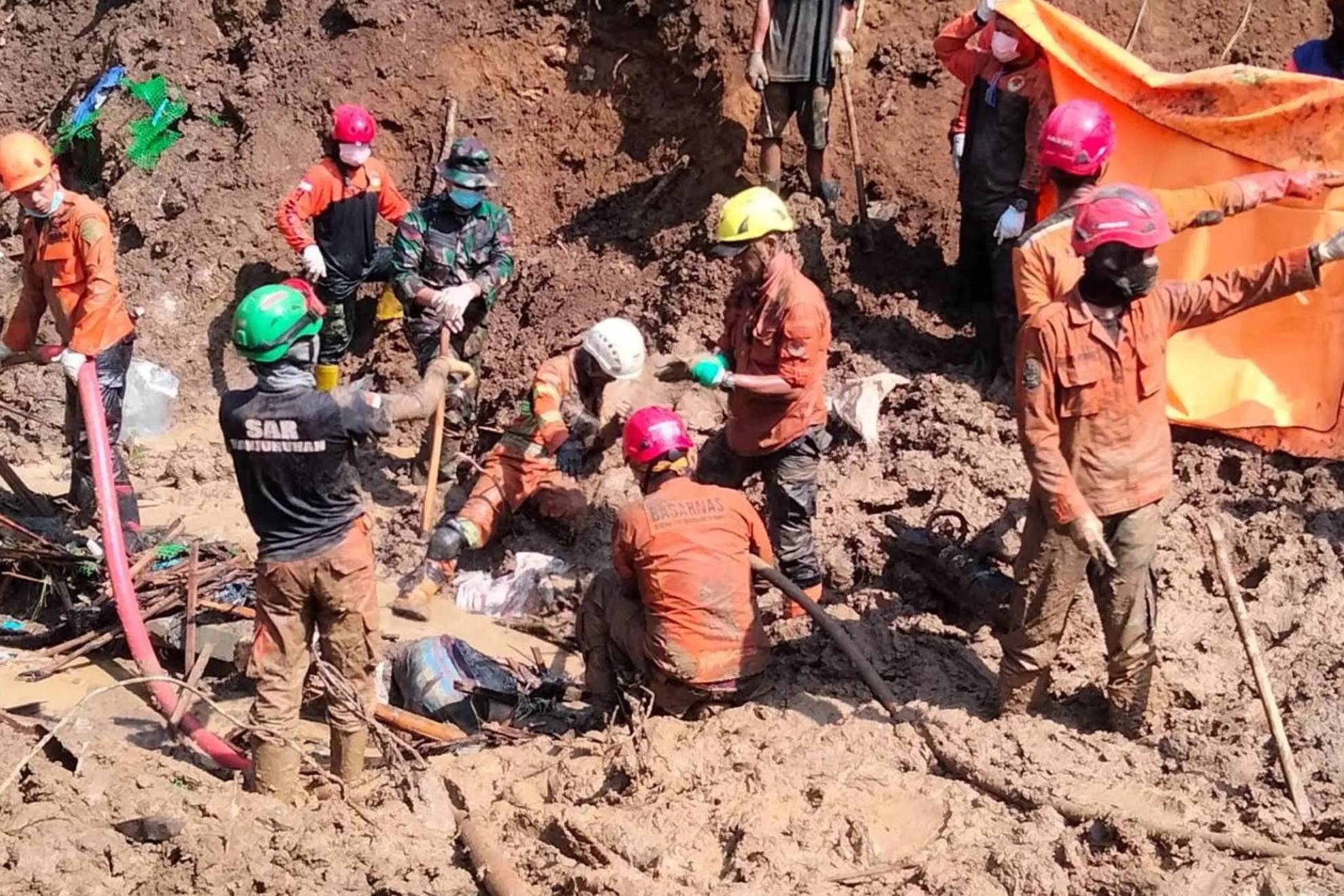 A handout photo made available by the National Search and Rescue Agency (BASARNAS) shows rescuers searching for landslide victims at Tulabo village, Samawa, Gorontalo, Indonesia, 07 July 2024 (issued 08 July 2024). EFE-EPA/BASARNAS/HANDOUT EDITORIAL USE ONLY/NO SALES