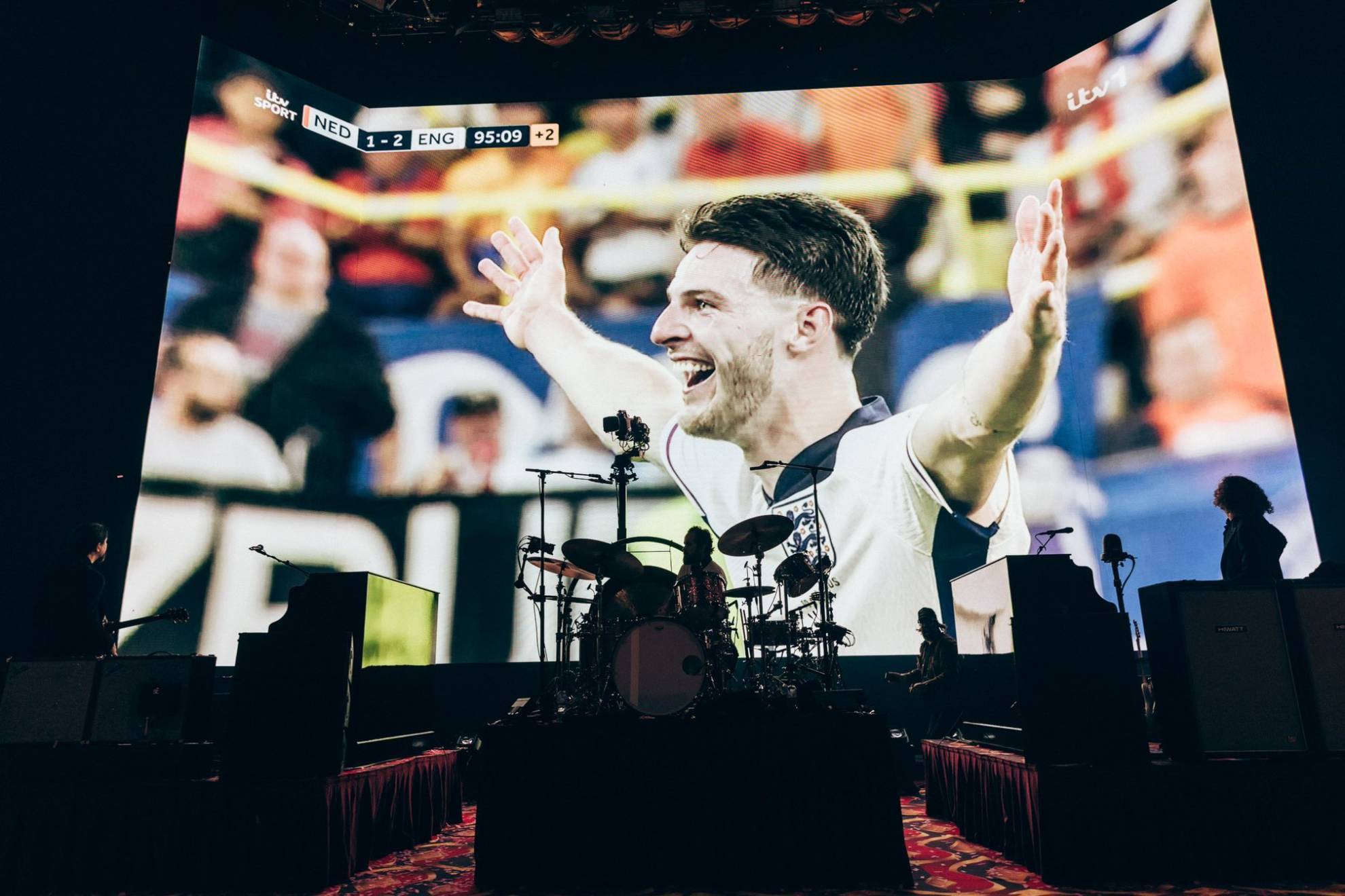 The Killers interrumpe su concierto en Londres para transmitir la semifinal de Inglaterra: celebran con Mr Brightside