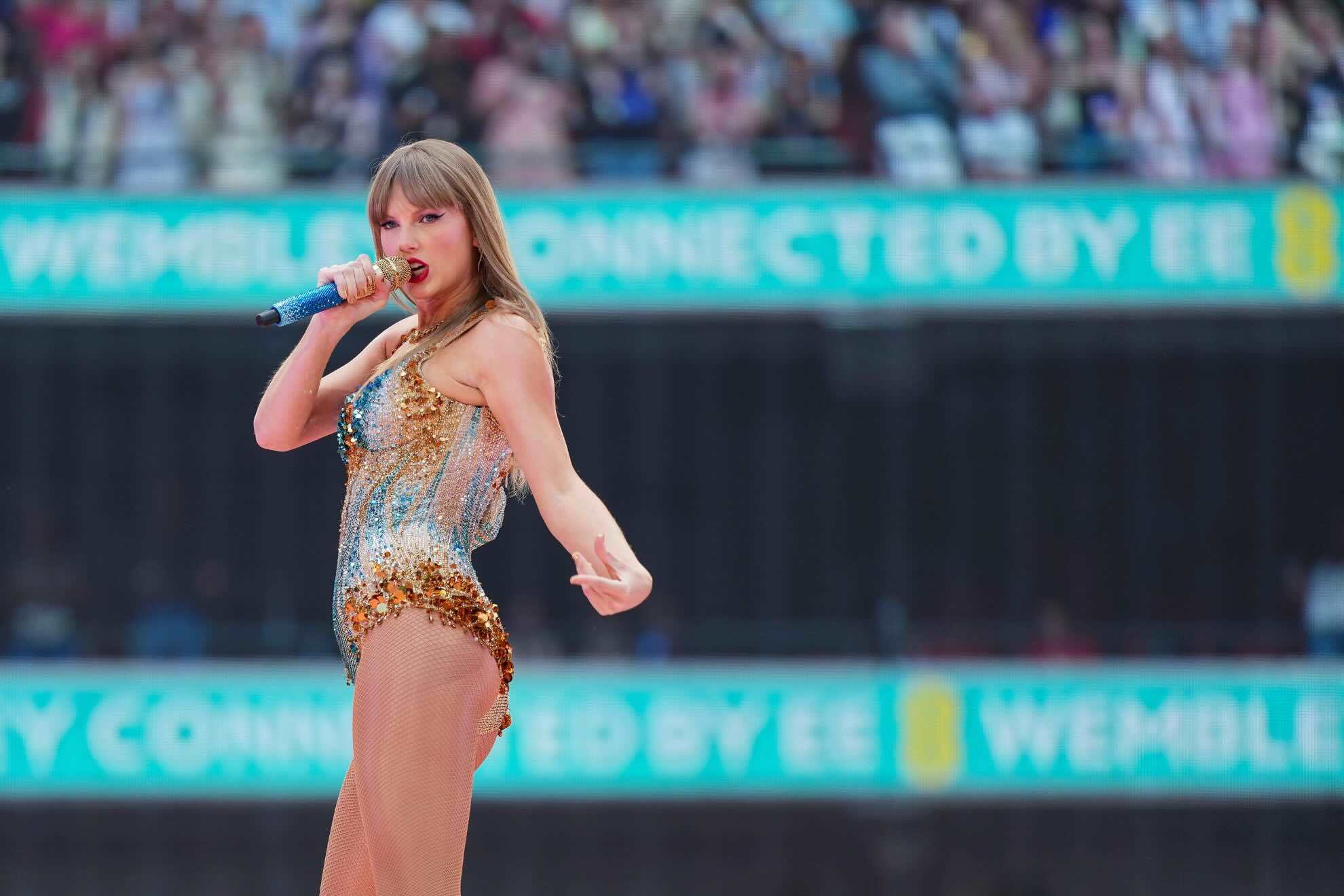 Everyone could hear the unfortunate interruption at Taylor Swifts show in Milan