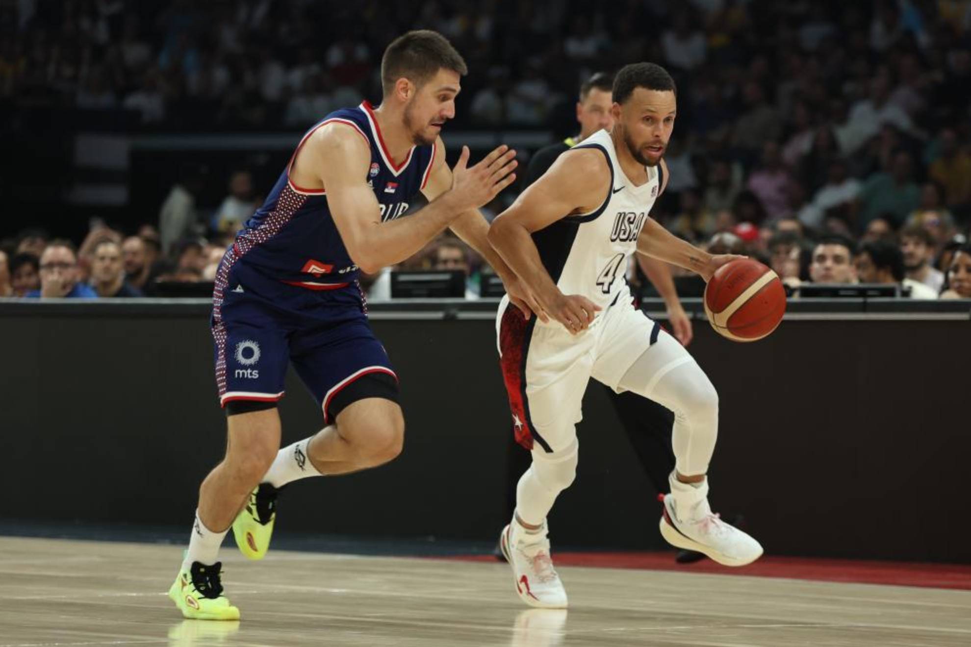 Curry trata de irse de Marinkovic en un partido entre EEUU y Serbia.