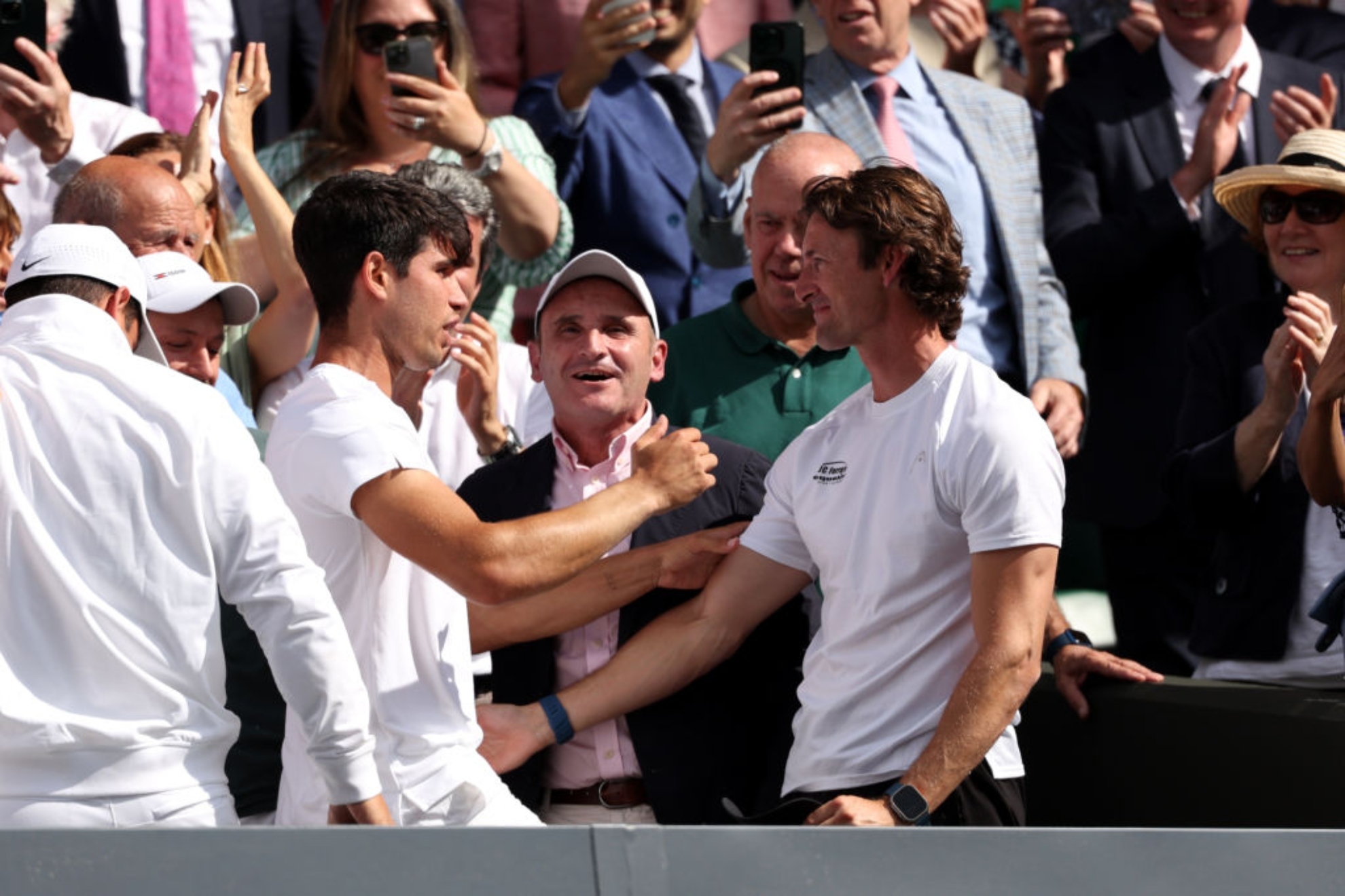 Alcaraz y Ferrero se abrazan en Wimbledon