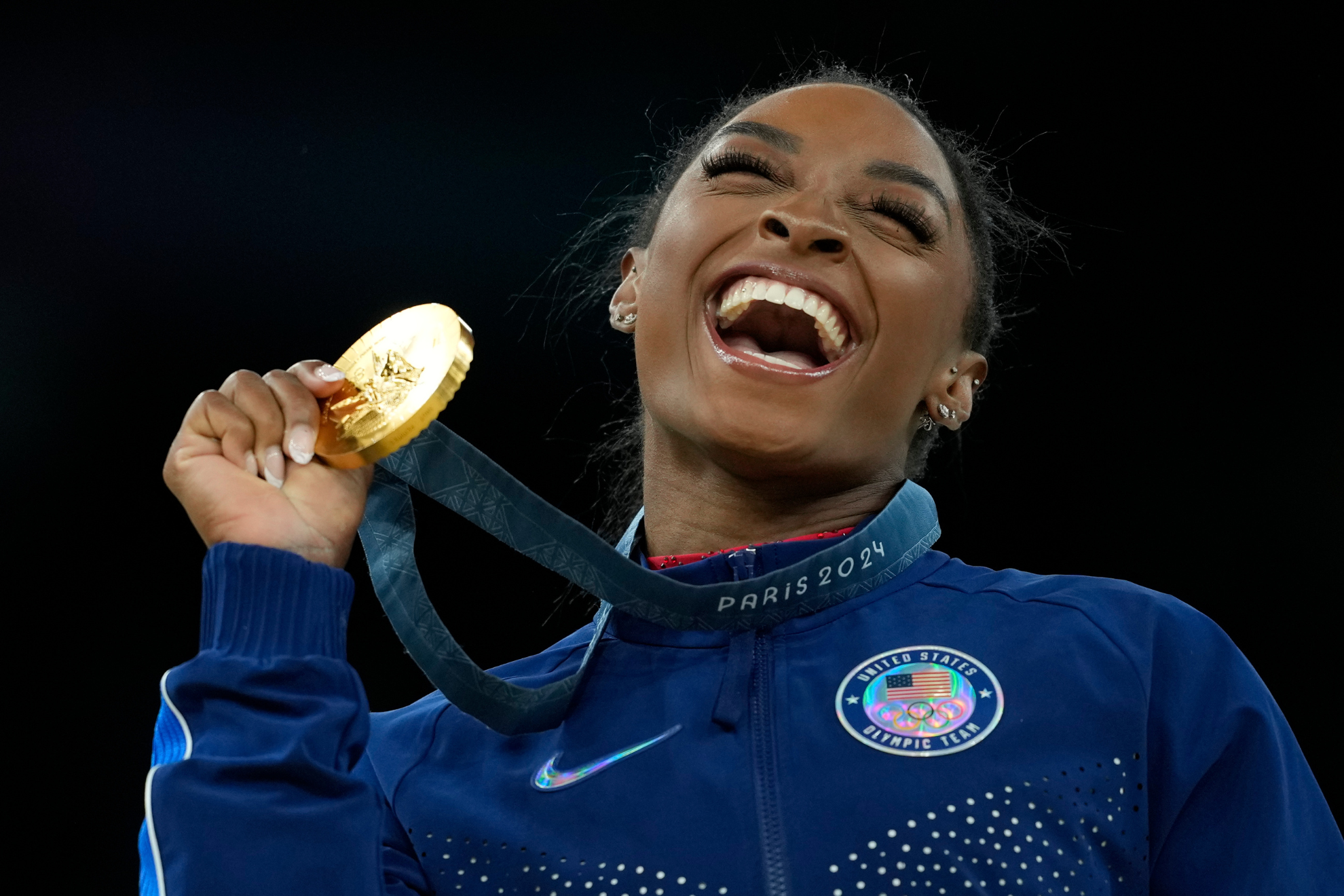 Simone Biles Olympic vault final domination prompts unusual celebration from Jonathan Owens