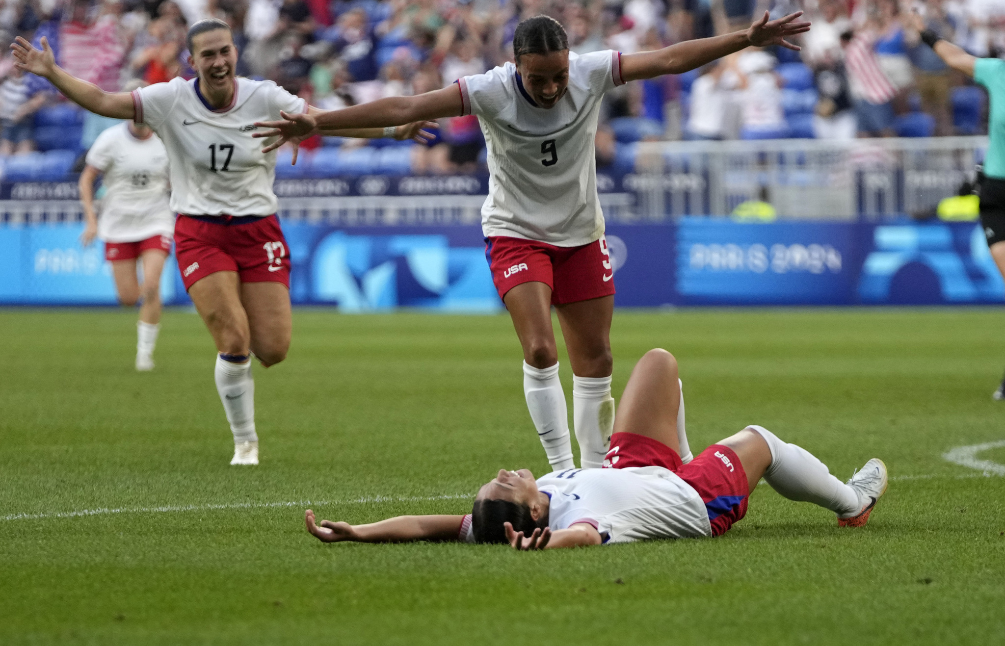 United States Sophia Smithcelebrates with team mates the opening goal