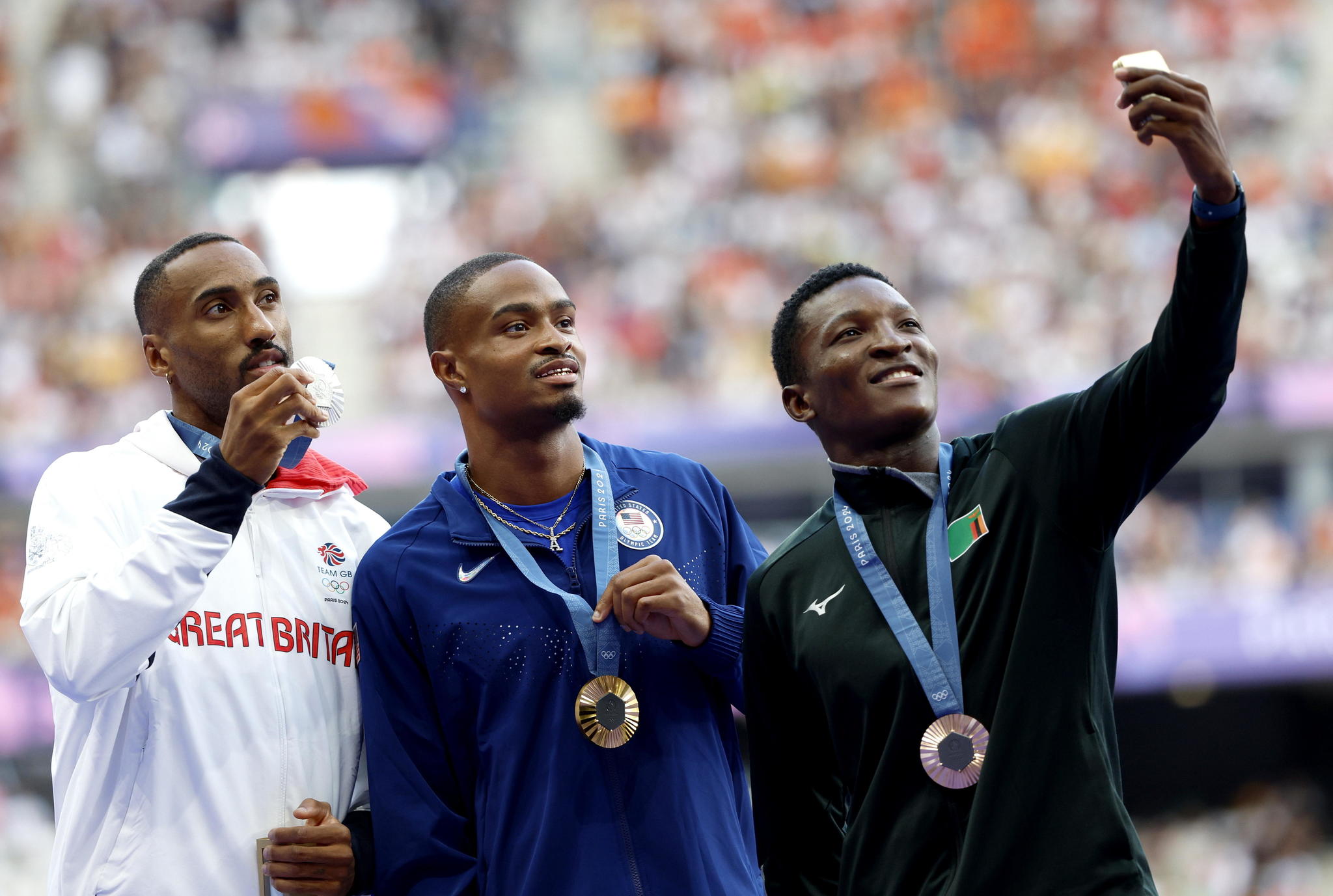 Saint-denis (France), 08/08/2024.- (from L) Silver medalist Matthew Hudson-Smith of Great Britain, lt;HIT gt;gold lt;/HIT gt; medalist Quincy Hall of the lt;HIT gt;USA lt;/HIT gt; and bronze medalist Muzala Samukonga of Zambia during the lt;HIT gt;medal lt;/HIT gt; ceremony for the Men 400m Final of the Athletics competitions in the Paris 2024 Olympic Games, at the Stade de France stadium in Saint Denis, France, 08 August 2024. (400 metros, Francia, Gran Breta�a, Reino Unido) EFE/EPA/FRANCK ROBICHON