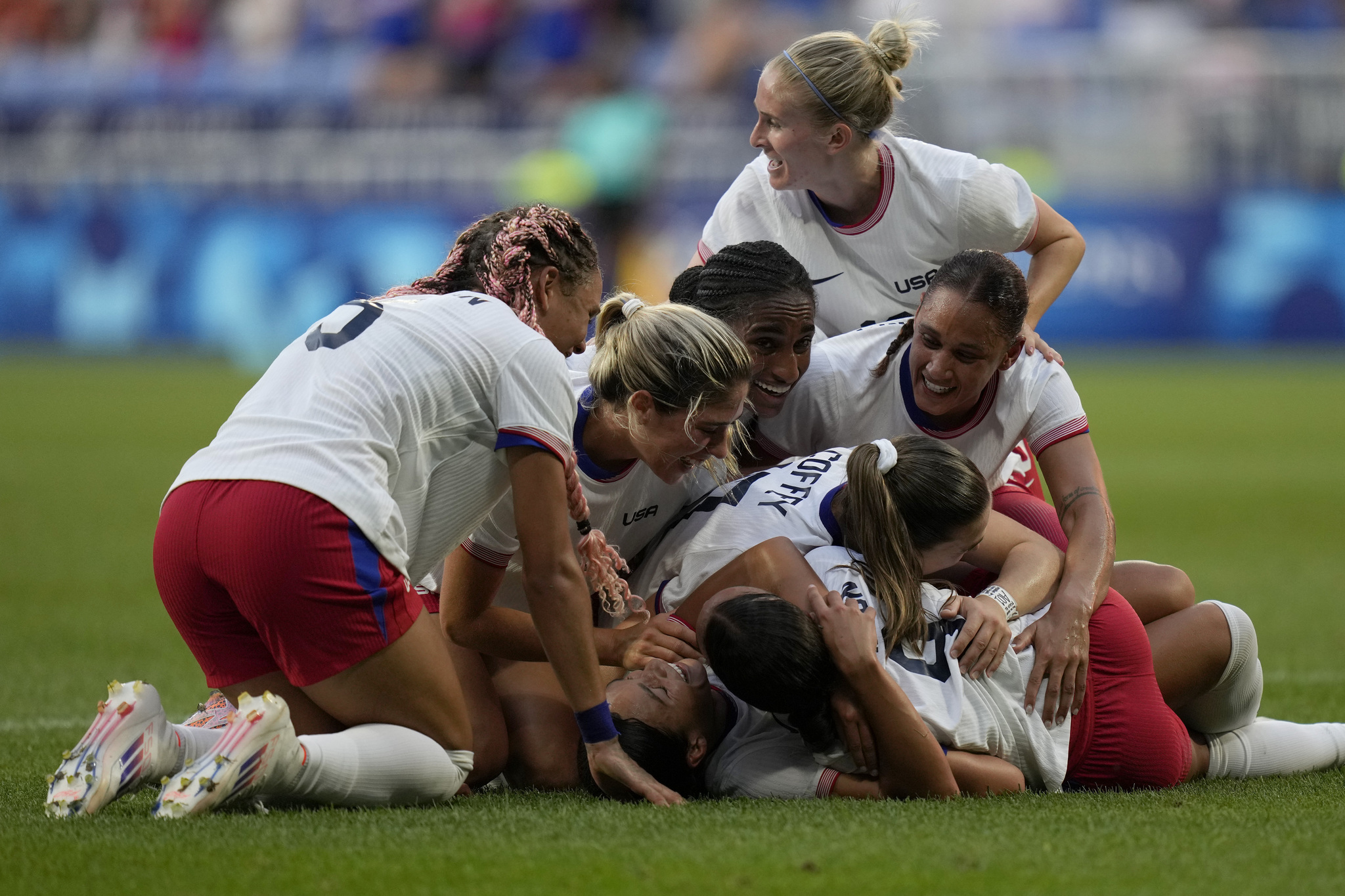 United States Sophia Smith celebrates with team mates the opening goal during a lt;HIT gt;women lt;/HIT gt;s semifinal lt;HIT gt;soccer lt;/HIT gt; match between the United States and Germany at the 2024 Summer lt;HIT gt;Olympics lt;/HIT gt;, Tuesday, Aug. 6, 2024, at Lyon Stadium in Decines, France. (AP Photo/Silvia Izquierdo)