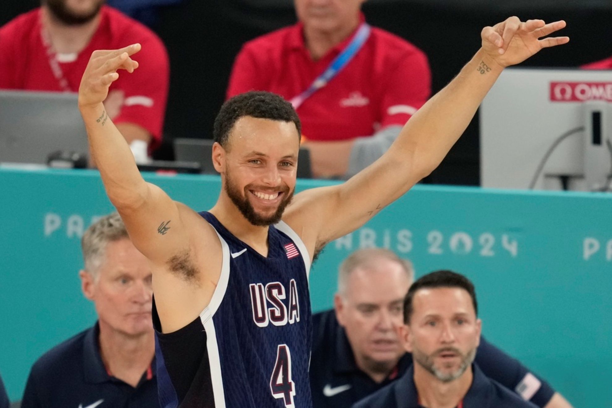 Stephen Curry (4) reacts during a mens gold medal basketball game at Bercy Arena