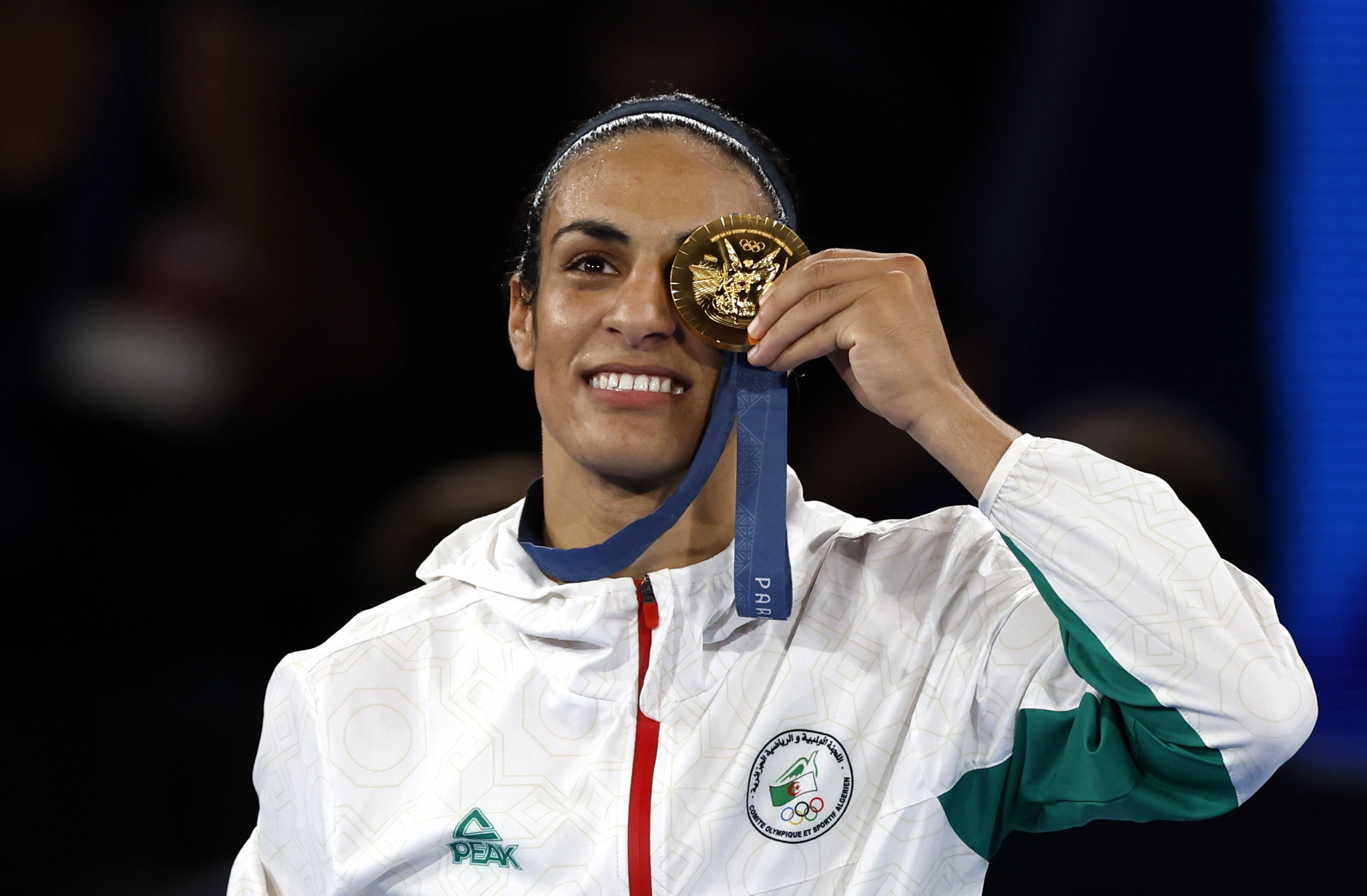 La ganadora de la medalla de oro, Imane Khelif, de Argelia, posa en el podio de la categor�a final femenina de 66 kg