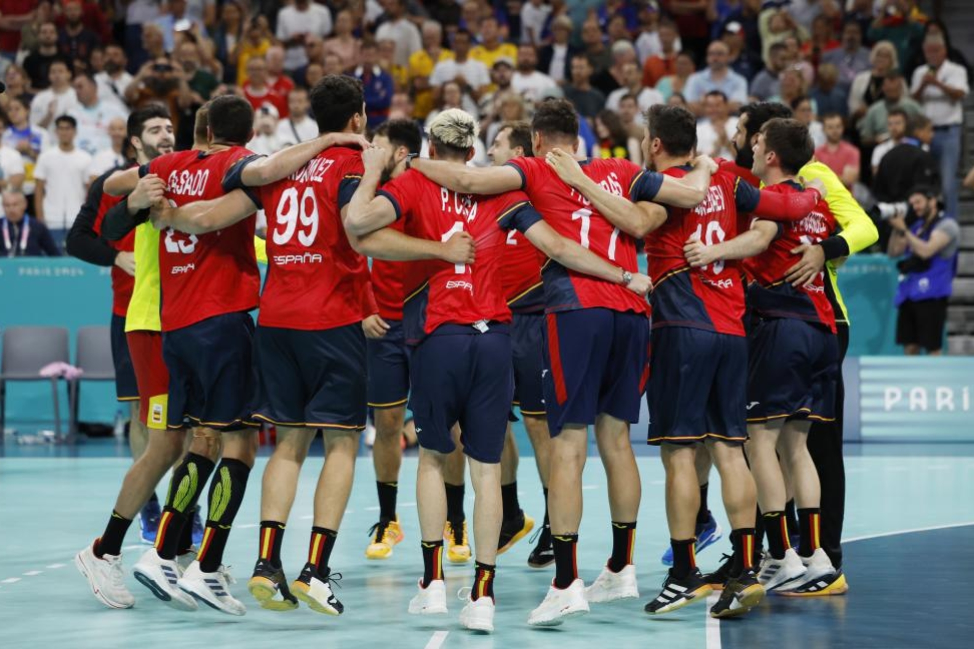 La selecci�n de balonmano celebra la medalla de bronce