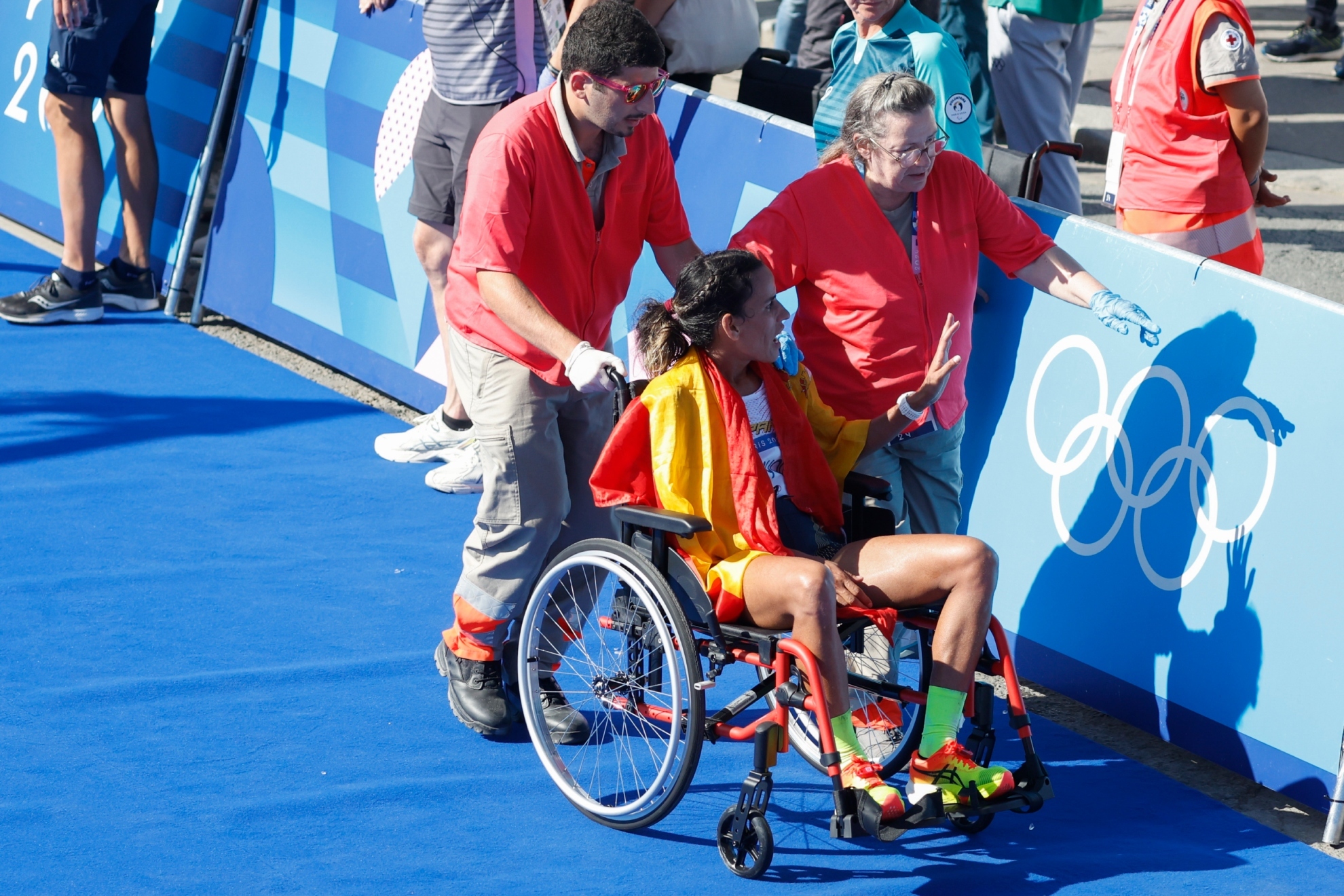 La atleta espa�ola Majida Maayouf es atendida por los servicios m�dicos tras cruzar la meta en la prueba de marat�n femenino de los Juegos Ol�mpicos de Par�s 2024.