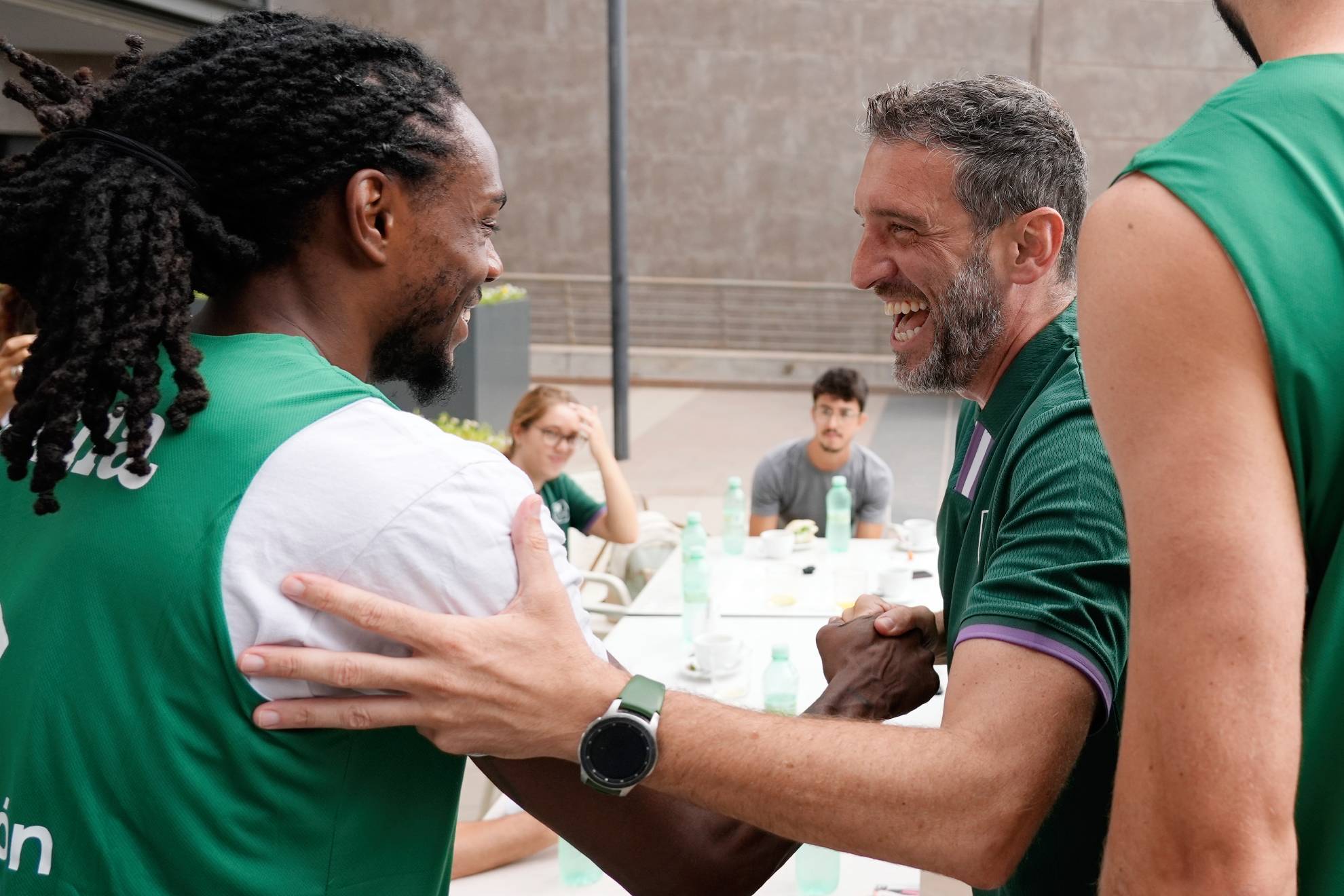 Ibon Navarro saluda a Kendrick Perry antes del primer entrenamiento del Unicaja.