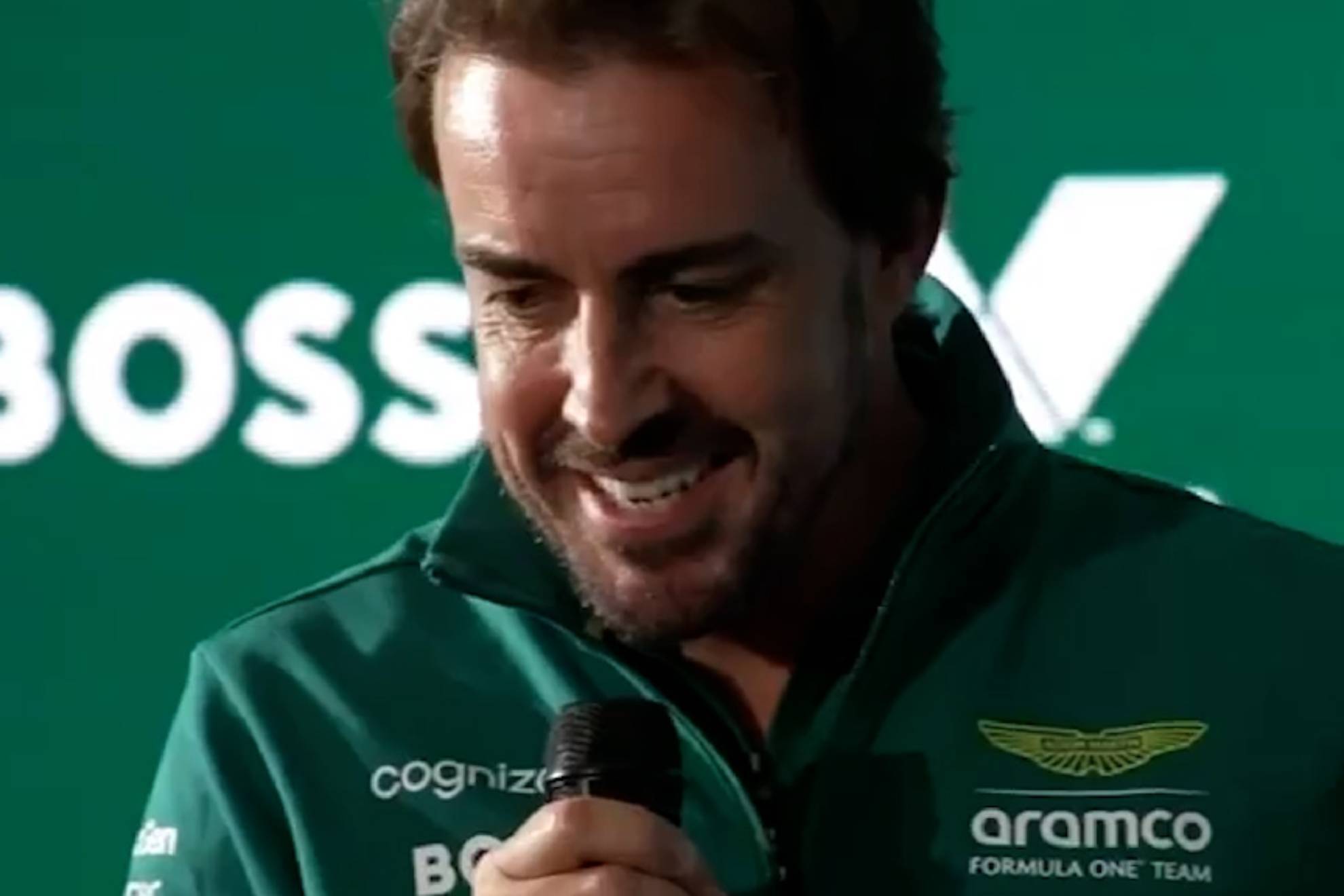 Alonso, sonriendo, durante sus palabras en la presentaci�n de Newey.