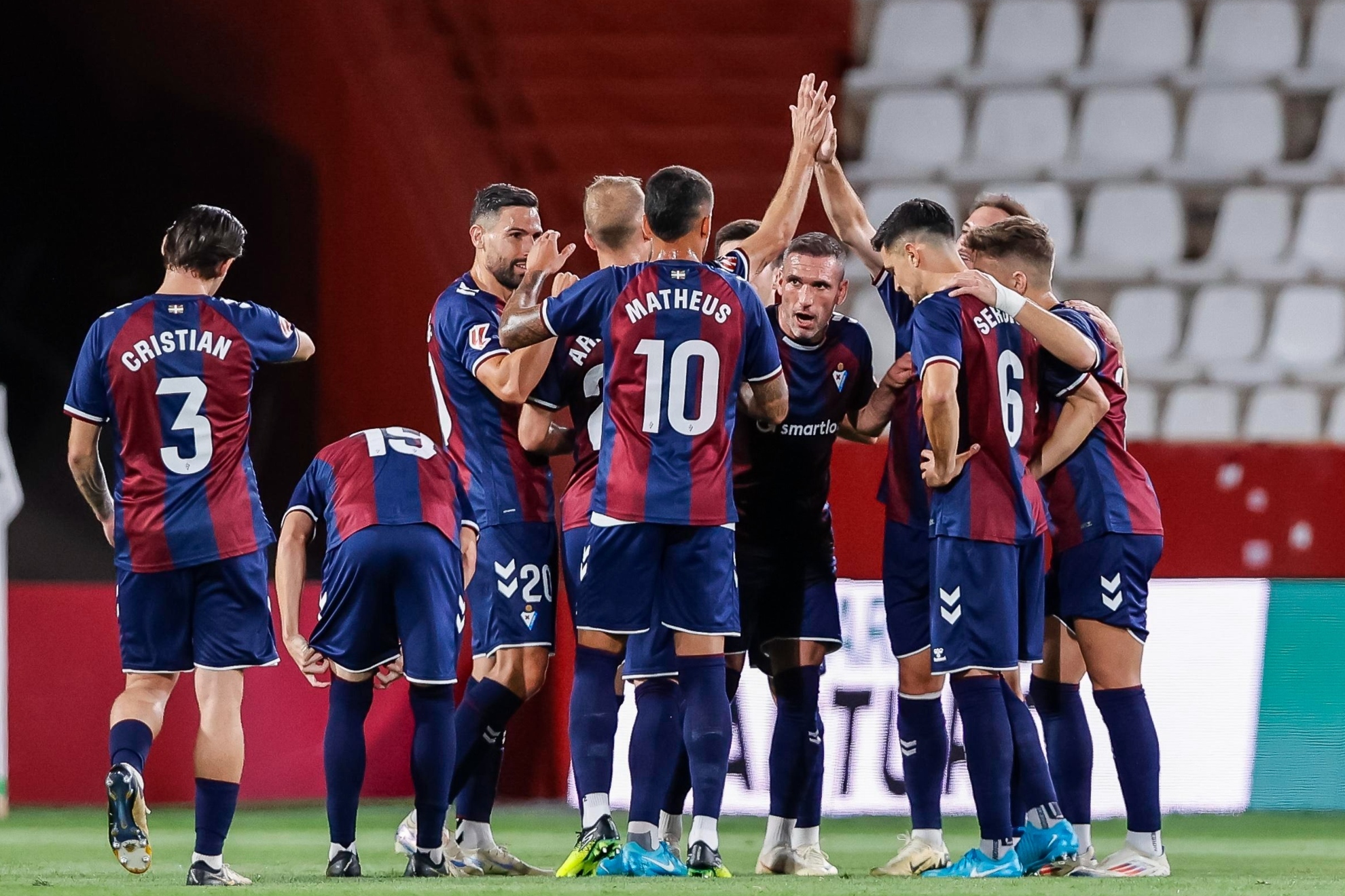 Los jugadores del Eibar celebran un gol ante el Albacete.