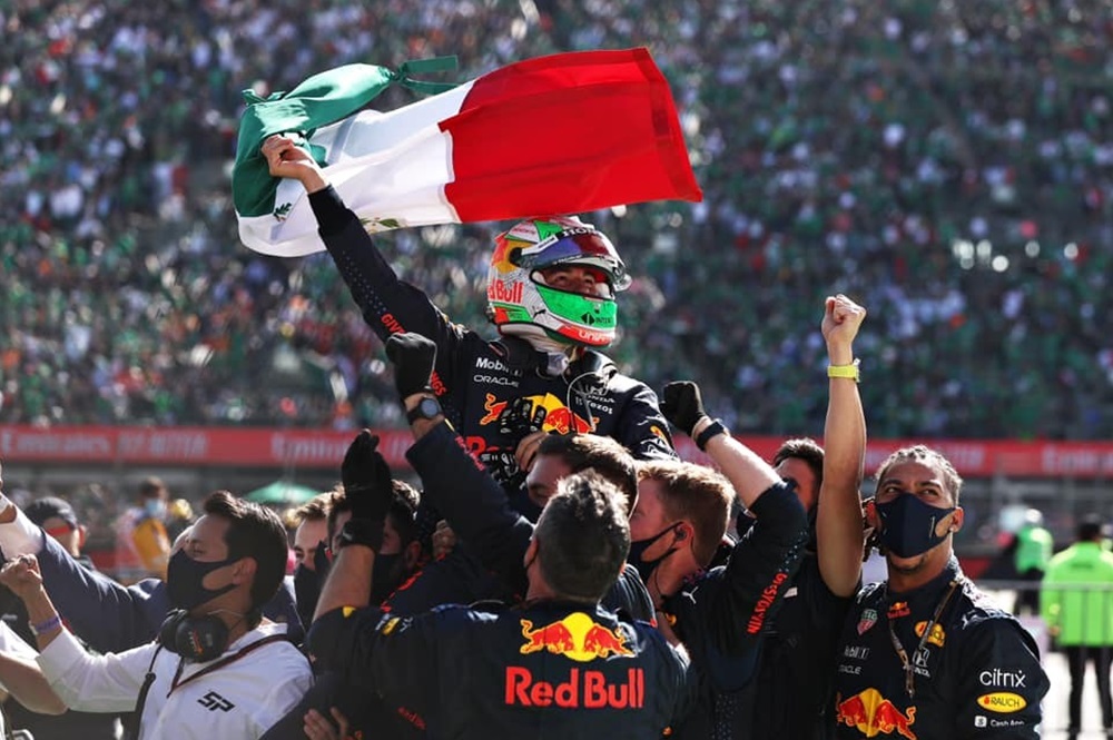 Checo celebra su podio en el GP de M�xico en 2021