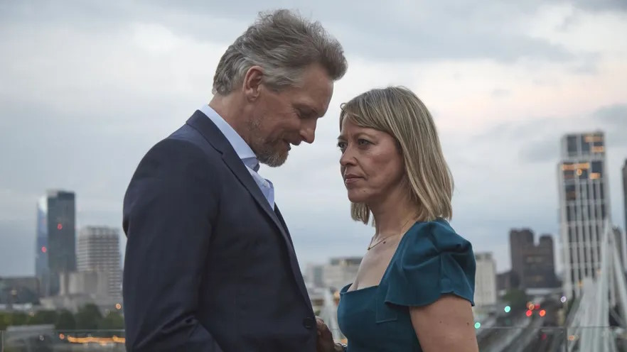 Barry Atsma y Nicola Walker, actores de la aclamada serie The Split, en la que una familia de abogados expertos en divorcios tienen que lidiar con las conversaciones inc�modas de sus clientes y y las suyas propias