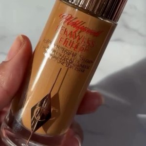 @beautiful_glowy_skin’s instagram video of Charlotte Tilbury Hollywood Flawless Filter