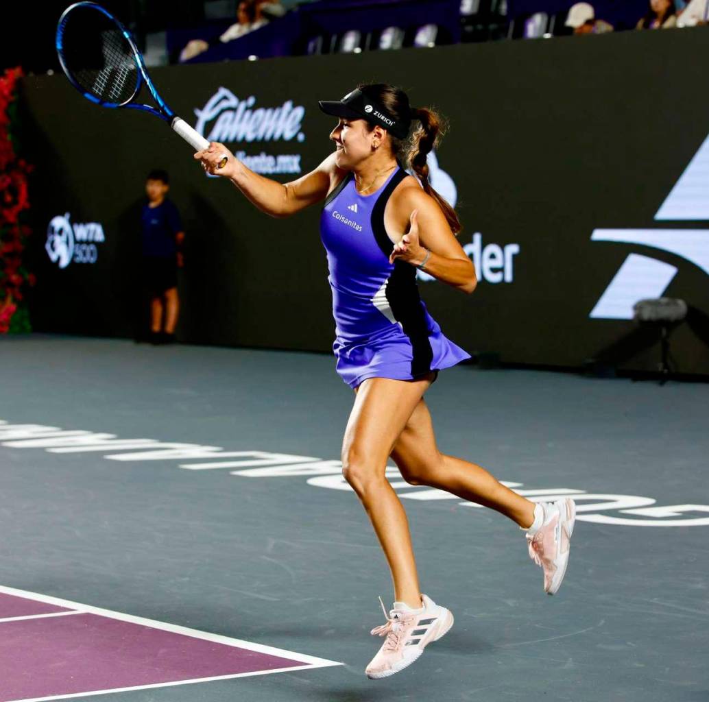 La colombiana Camila Osorio en acción en el Abierto de Guadalajara, México, donde avanzó a segunda ronda. FOTO TOMADA @WTAGuadalajara