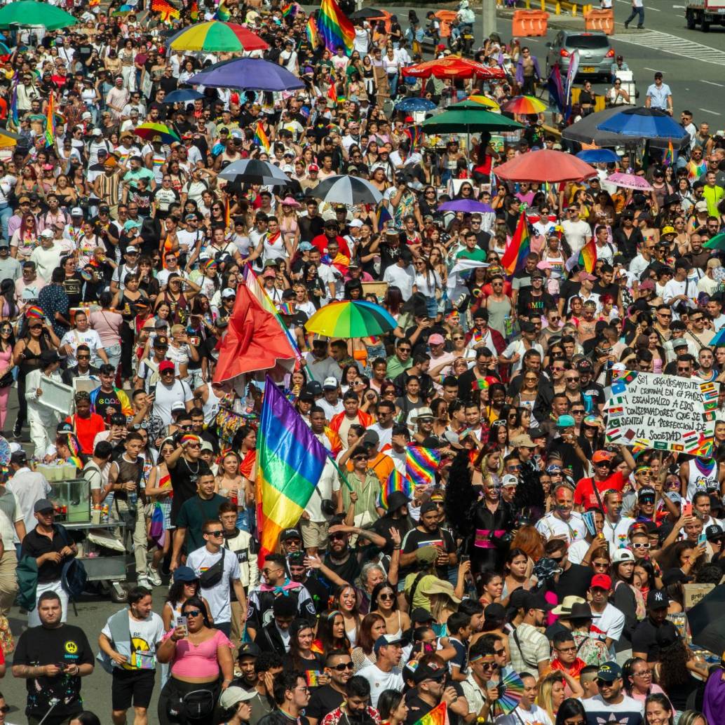 La movilización esta siendo acompañada por bandas marciales, batucadas y organizaciones sociales. Foto: Camilo Suárez Echeverry