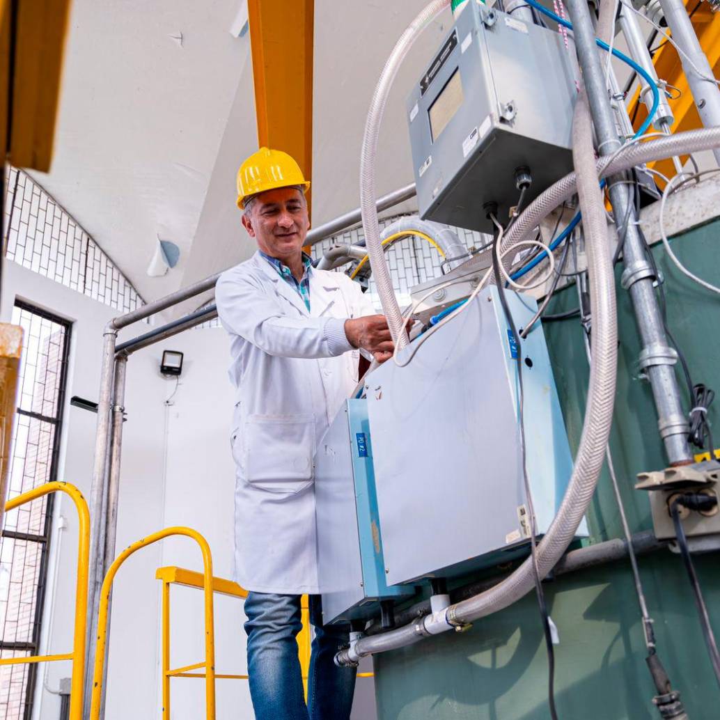 Jaime Sandoval Lagos es el físico y supervisor del IAN-R1, el único reactor nuclear de Colombia. FOTO: Cortesía Marcela Han, Servicio Geológico Colombiano
