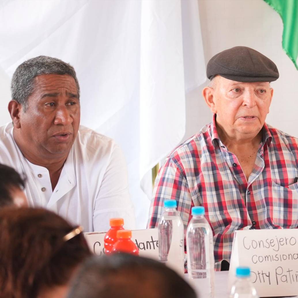 (De izquierda a derecha), Gabriel Yepes alias HH, comandante de Comuneros del Sur; Otty Patiño, comisionado de paz y Luis Alfonso Escobar, gobernador de Nariño. FOTO CORTESÍA 