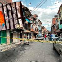 En este sector del barrio Moravia, de Medellín se produjo el incendio de esta moto de la Policía Metropolitana. FOTOS: ANDRÉS FELIPE OSORIO GARCÍA Y CORTESÍA