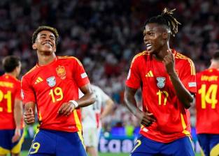 Lamine Yamal y Nico Williams celebran en la victoria de España, para avanzar a los cuartos de final de la Eurocopa 2024. FOTO TOMADA @EUROCOPA2024