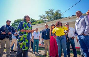 La saliente ministra de Educación, Aurora Vergara, y la vicepresidenta Francia Márquez en el norte del Cauca. FOTO CORTESÍA