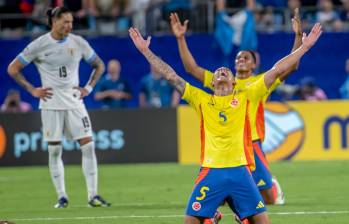 James Rodríguez, desde el banco, representaba el sufrimiento y la emoción de todos los colombianos. Foto: Juan Antonio Sánchez.