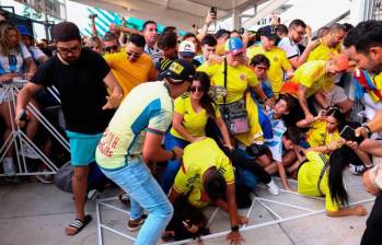 Hinchas de Colombia y Argentina entrando a la fuerza al Hard Rock Stadium de Miami, Florida. Foto: Getty