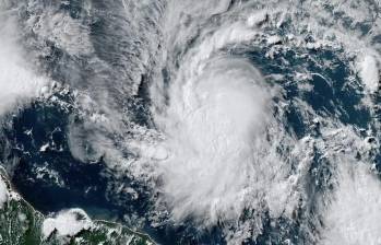 Una vasta zona del sureste del Caribe estaba en alerta a última hora del sábado luego de que la tormenta tropical Beryl ganara fuerza y se convirtiera en el primer huracán de la temporada atlántica de 2024. FOTO: AFP