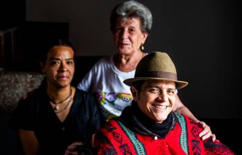 Zamira Soto, Cándida Alzate y Santiago Gaviria enfrentan a diario el proceso de recuperación de él. Santiago y Zamira son los responsables de Chagra de Vida, una huerta agroecológica. FOTO julio césar herrera.