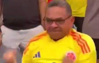 El padre de Luis Díaz celebró eufóricamente en las gradas del estadio. Foto: Captura de video. 