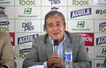 Jorge Luis Pinto, de 71 años, en una rueda de prensa con su anterior club, el Deportivo Cali. FOTO: COLPRENSA