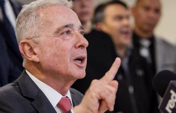 El expresidente Álvaro Uribe se defiende en juicio por su presunta responsabilidad en los delitos de soborno y fraude procesal. FOTO: Colprensa