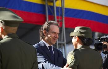 El alcalde de Medellín, Federico Gutiérrez, le realizó un homenaje a la fuerza pública por la independencia de Colombia. FOTO: ALCALDÍA DE MEDELLÍN