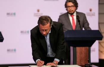 El presidente Gustavo Petro firmando la directiva, junto al relator especial para la Libertad de Expresión de la CIDH, Pdero Vaca. FOTO COLPRENSA