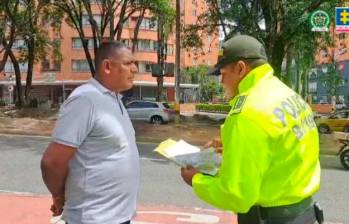 Uno de los seis policías fue capturado en el sector La Mota, del suroccidente de Medellín. FOTO: Cortesía Fiscalía