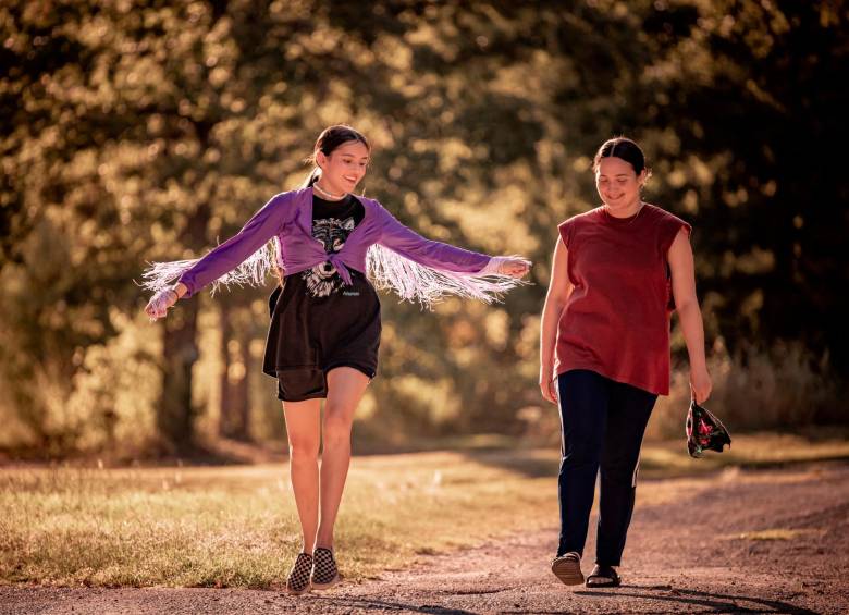 Isabel Deroy-Olson y Lily Gladstone en la nueva película Fancy Dance, en el que el baile tradicional indígena es protagonista. FOTO Cortesía Apple TV