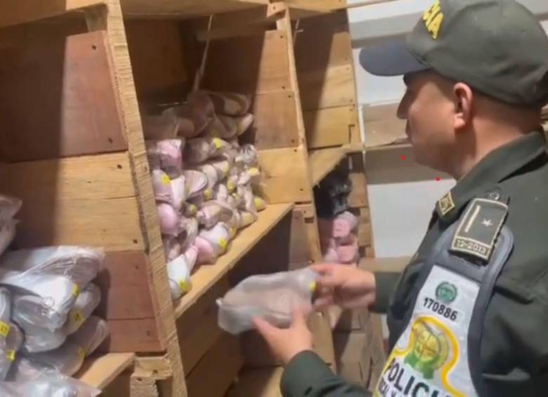 La Policía Fiscal y aduanera en colaboración con la Dian incautaron casi $1.000 millones en productos de contrabando en el Oriente antioqueño. FOTO: Policía Antioquia 