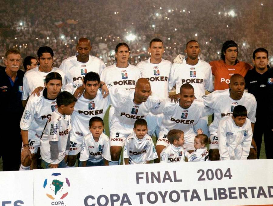 Este fue el equipo que se enfrentó a Boca Juniors y se quedó con el título de la Copa Libertadores de 2004. FOTO COLPRENSA 