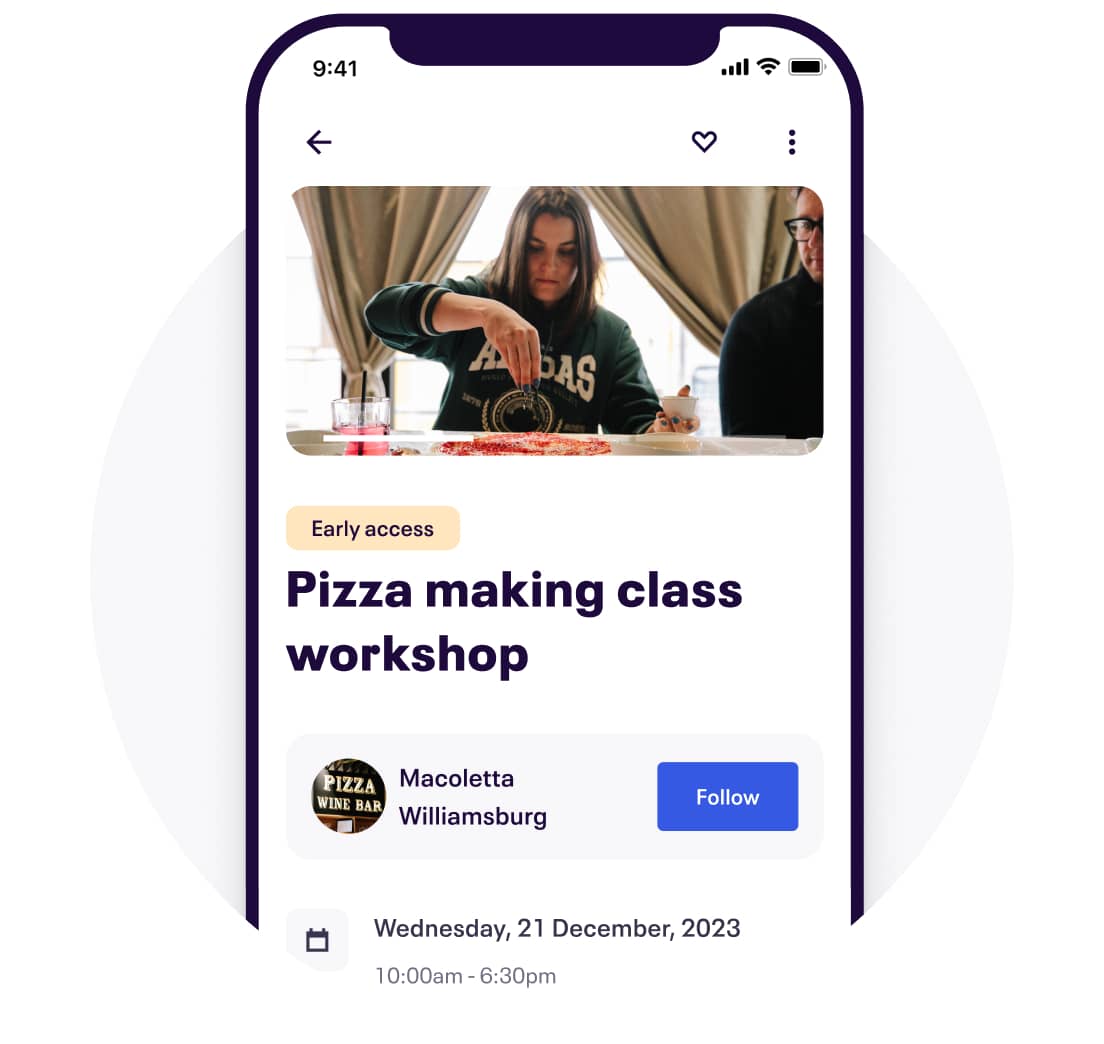 Teléfono mostrando una página de listado de eventos de Eventbrite. El evento es acerca de una clase para hacer pizza, y hay una mujer haciendo una pizza.