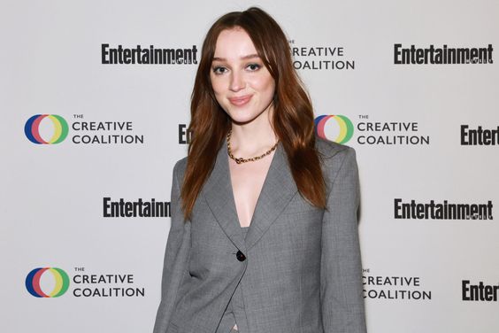 PARK CITY, UTAH - JANUARY 21: Phoebe Dynevor attends the 2023 Spotlight Initiative Awards Dinner Gala Hosted By Tim Daly Benefiting The Creative Coalition at Buona Vita on January 21, 2023 in Park City, Utah. (Photo by Arturo Holmes/Getty Images)