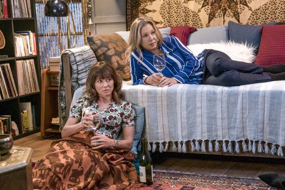 DEAD TO ME Season 1, Episode 6 Linda Cardellini and Christina Applegate CR: Saeed Adyani/Netflix