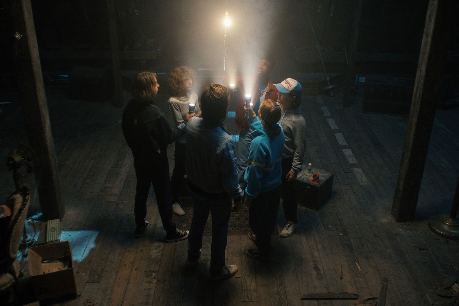 STRANGER THINGS. (L to R) Maya Hawke as Robin Buckley, Natalia Dyer as Nancy Wheeler, Joe Keery as Steve Harrington, Caleb McLaughlin as Lucas Sinclair, Sadie Sink as Max Mayfield, and Gaten Matarazzo as Dustin Henderson in STRANGER THINGS. Cr. Courtesy of Netflix © 2022