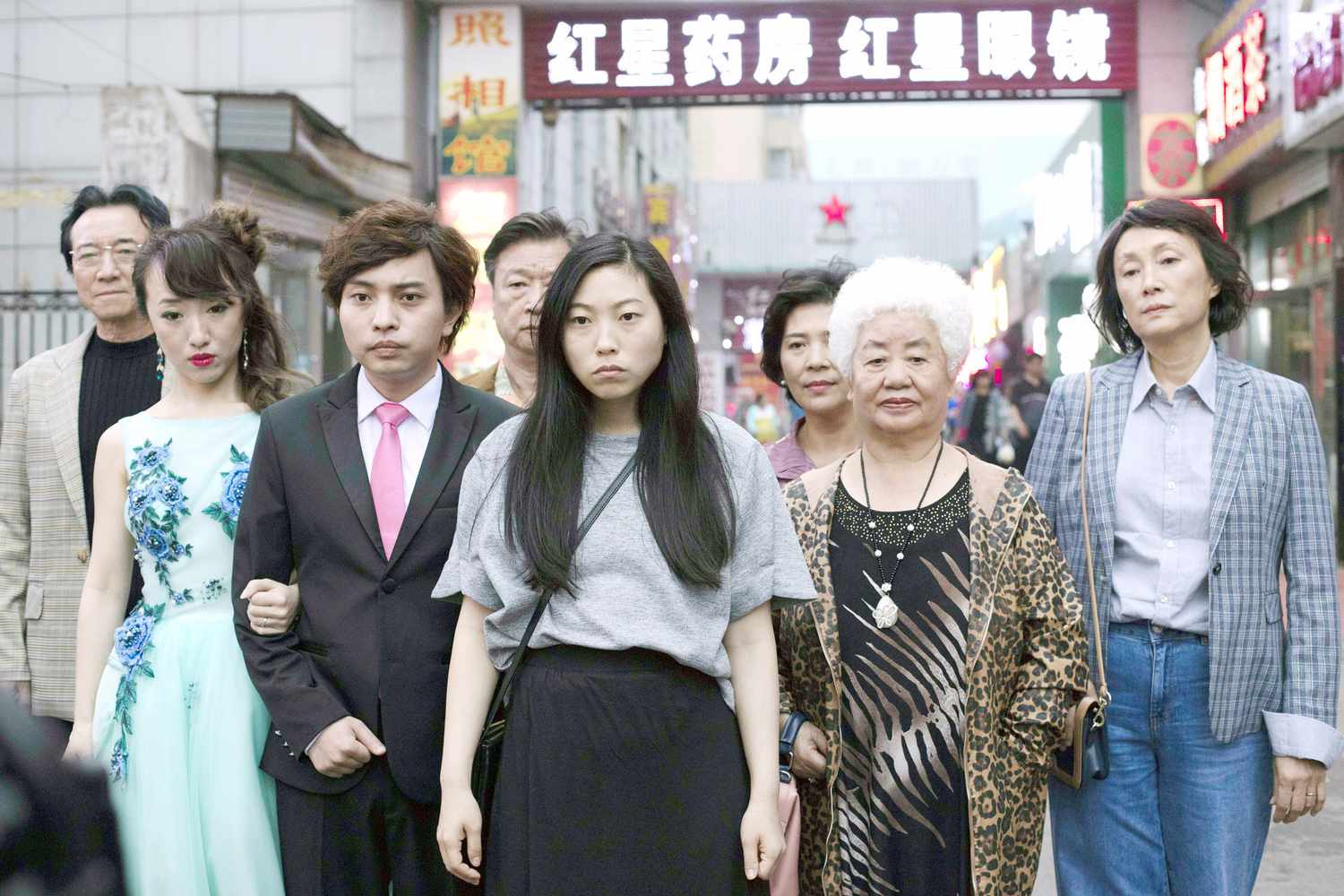 THE FAREWELL, from left: JIANG Yongbo, Aoi MIZUHARA, CHEN Han, Tzi MA, Awkwafina, LI Xiang, LU Hong, Diana LIN, 2019.